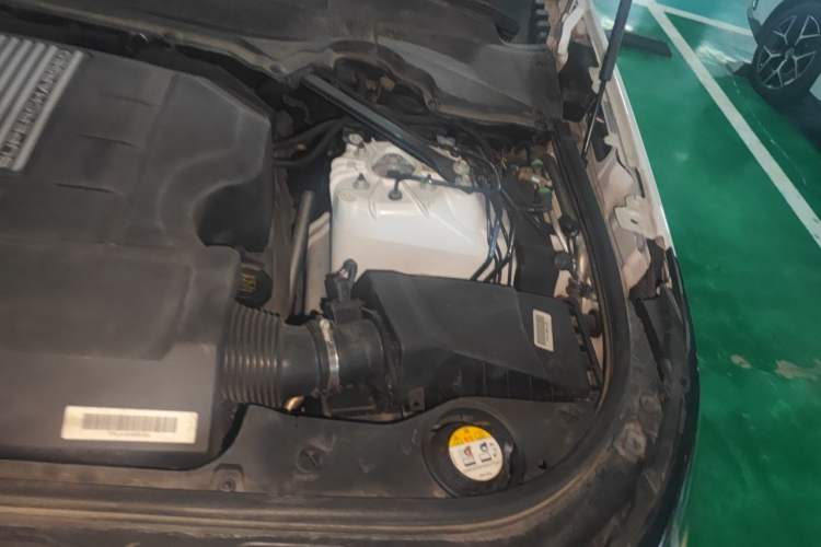 Used Land Rover Discovery 2017 3.0 SC V6 SE Engine Bay Left
