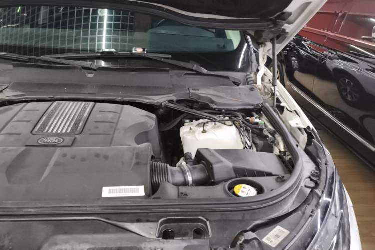 Used Land Rover Discovery 2017 3.0 SC V6 S Engine Bay Left