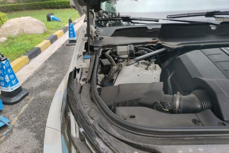 Used Land Rover Discovery 2017 5th Generation 3.0 V6 SE Engine Bay Right