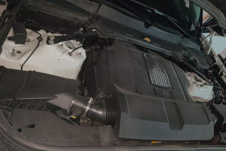 Used Land Rover Discovery 2017 3.0 SC V6 SE Engine Bay Right