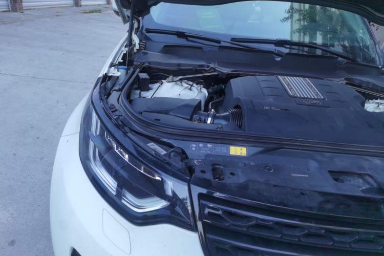 Used Land Rover Discovery 2017 3.0 SC V6 S Engine Bay Right
