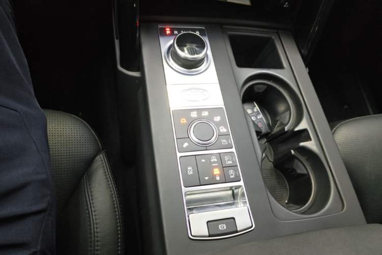 Used Land Rover Discovery 2017 3.0 SC V6 SE Gear Lever