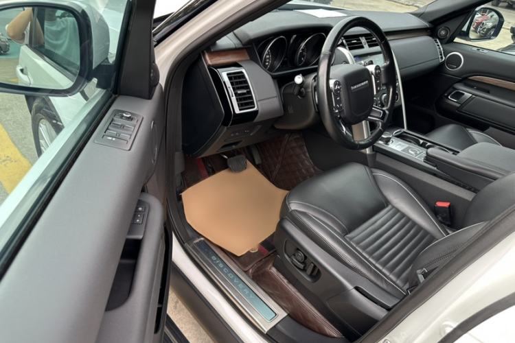 Used Land Rover Discovery 2017 3.0 SC V6 HSE Interior 3
