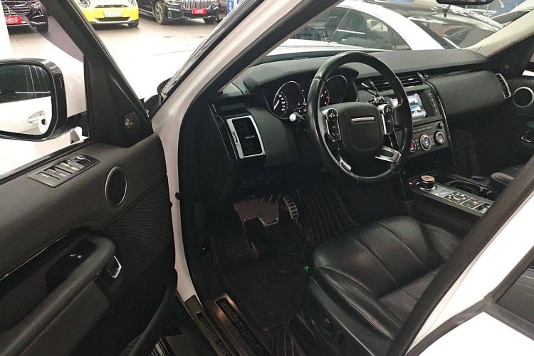 Used Land Rover Discovery 2017 3.0 SC V6 SE Interior 3