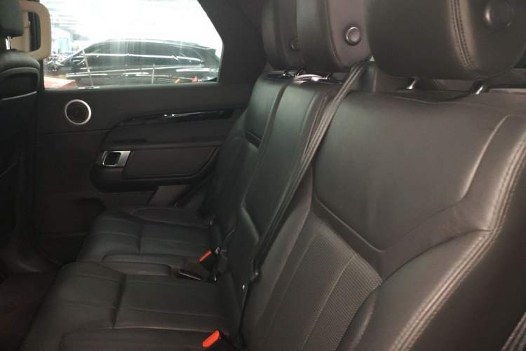 Used Land Rover Discovery 2017 3.0 SC V6 SE Interior 4