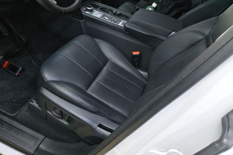 Used Land Rover Discovery 2017 3.0 SC V6 SE Left Front Seat