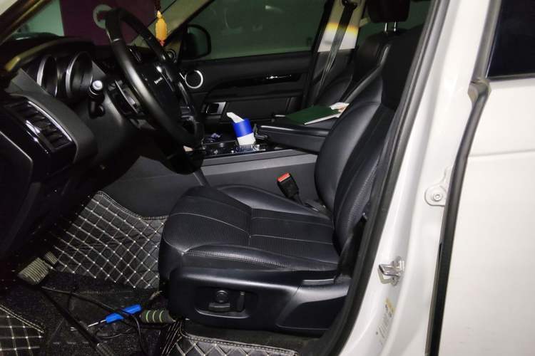 Used Land Rover Discovery 2017 3.0 SC V6 SE Left Front Seat