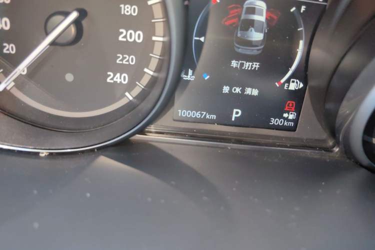 Used Land Rover Discovery 2017 3.0 SC V6 HSE Odometer Close Up