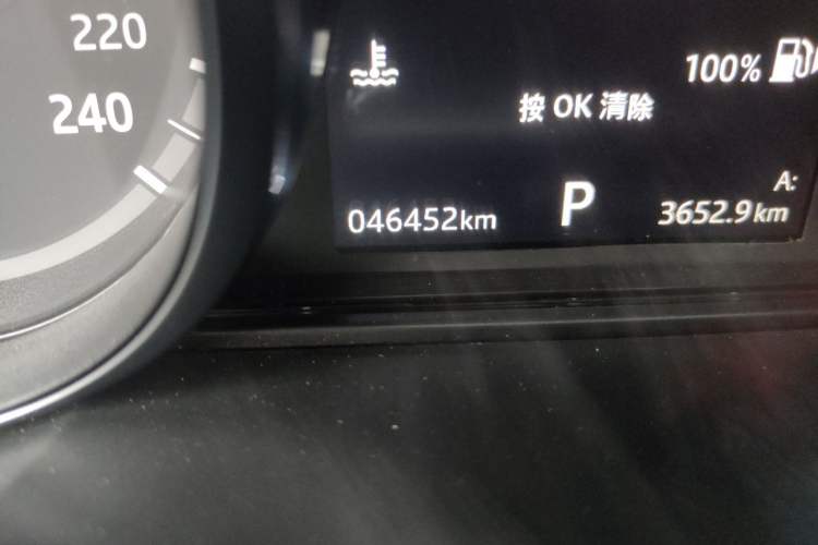 Used Land Rover Discovery 2017 5th Generation 3.0 V6 SE Odometer Close Up