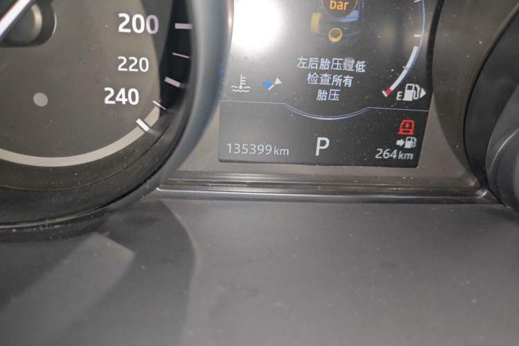 Used Land Rover Discovery 2017 3.0 SC V6 HSE Odometer Close Up