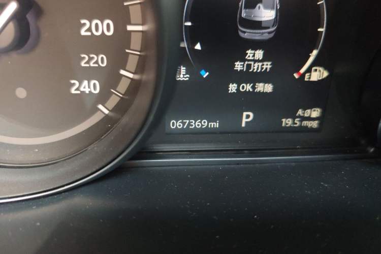 Used Land Rover Discovery 2017 3.0 SC V6 SE Odometer Close Up