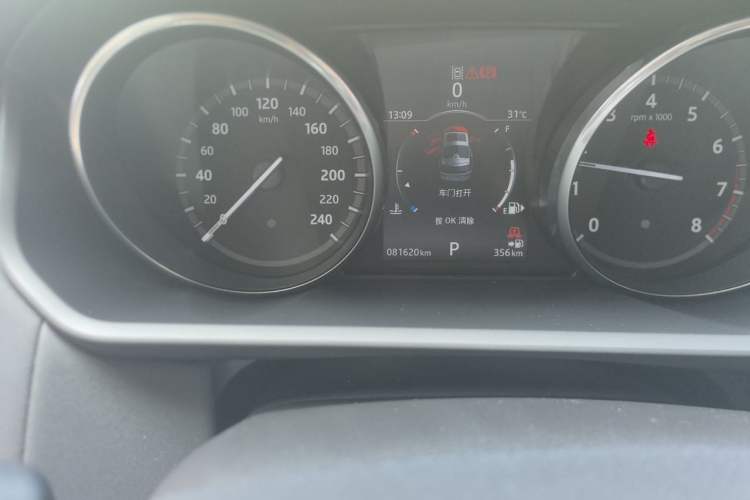 Used Land Rover Discovery 2017 3.0 SC V6 HSE Odometer Close Up