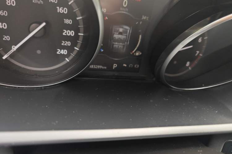 Used Land Rover Discovery 2017 5th Generation 3.0 V6 HSE Odometer Close Up