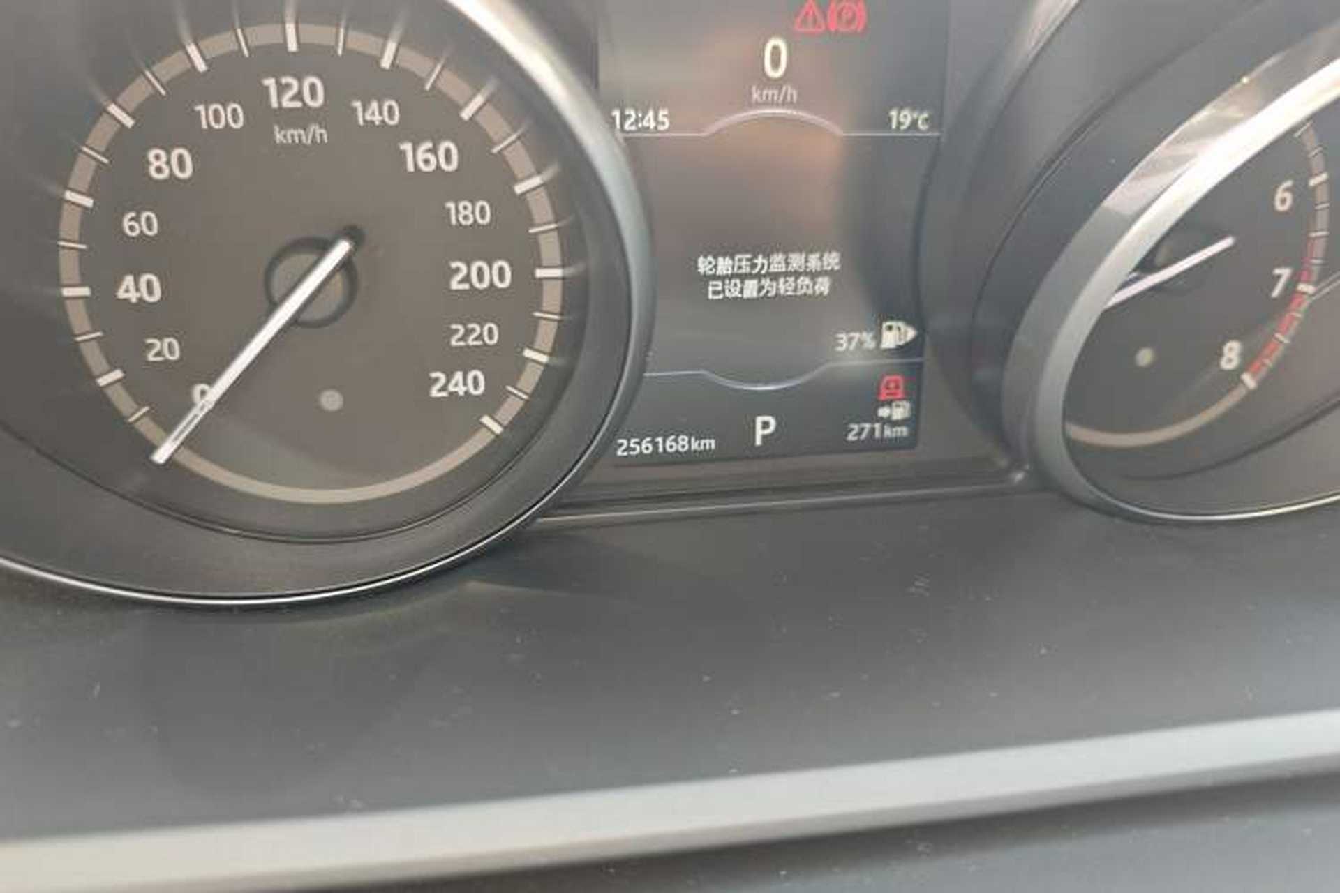 Used Land Rover Discovery 2017 3.0 SC V6 SE Odometer Close Up