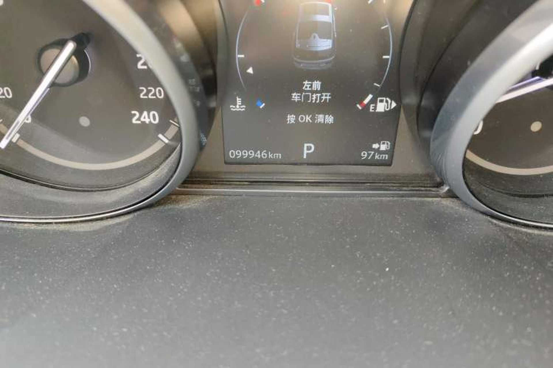 Used Land Rover Discovery 2017 3.0 SC V6 SE Odometer Close Up