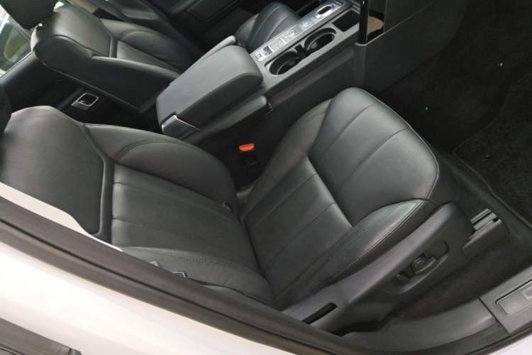 Used Land Rover Discovery 2017 3.0 SC V6 SE Right Front Seat