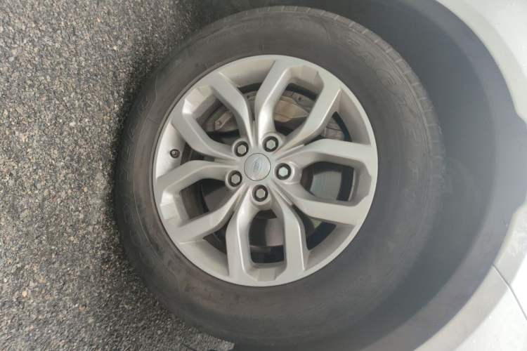 Used Land Rover Discovery 2017 5th Generation 3.0 V6 SE Right Front Wheel Hub
