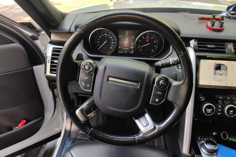 Used Land Rover Discovery 2017 3.0 SC V6 HSE Steering Wheel