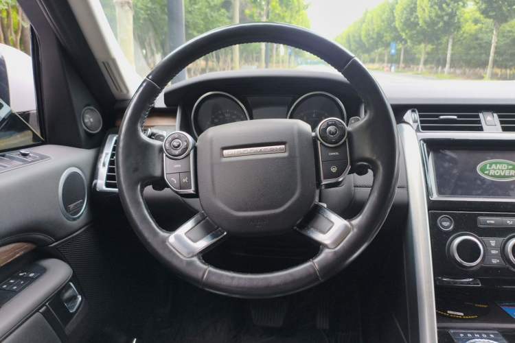 Used Land Rover Discovery 2017 3.0 SC V6 HSE Steering Wheel