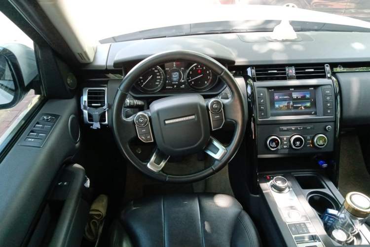 Used Land Rover Discovery 2017 3.0 SC V6 SE Steering Wheel