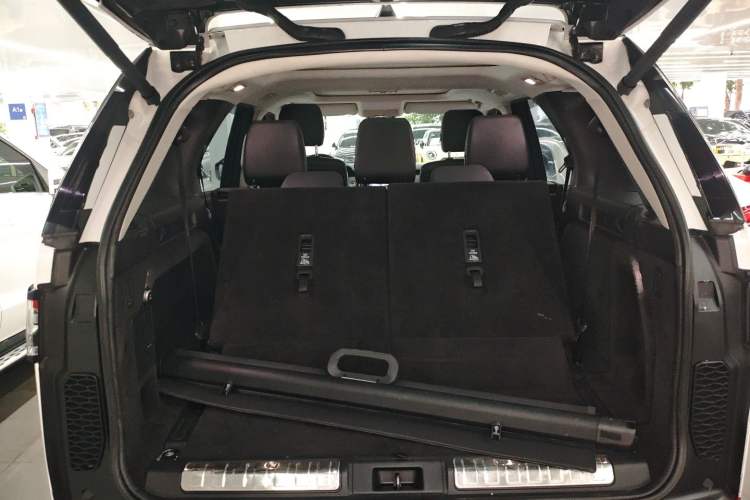 Used Land Rover Discovery 2017 3.0 SC V6 SE Trunk