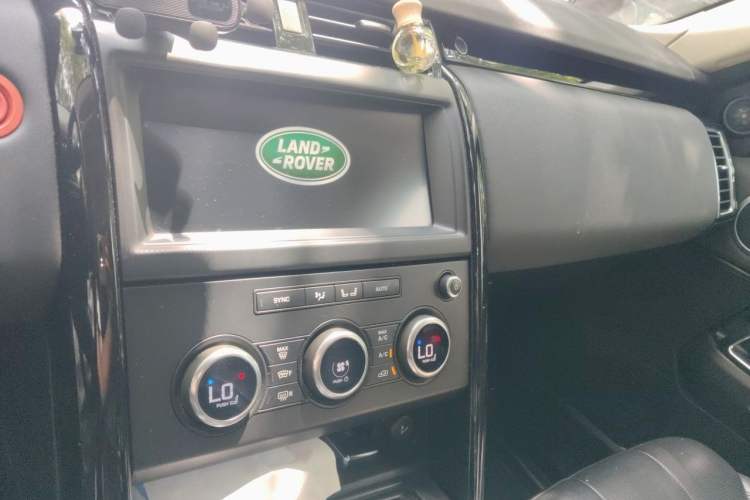 Used Land Rover Discovery 2018 2.0T SE Audio And AC Panel