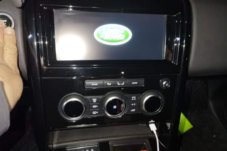 Used Land Rover Discovery 2018 3.0 SC V6 SE Audio And AC Panel