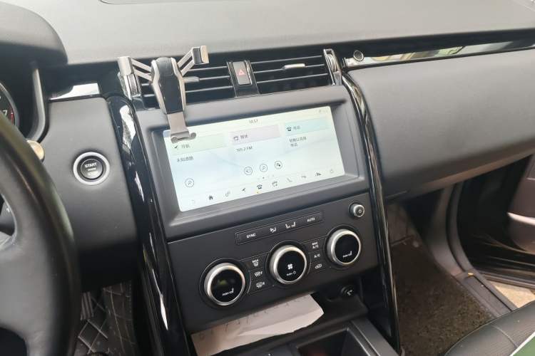 Used Land Rover Discovery 2018 3.0 SC V6 SE Audio And AC Panel