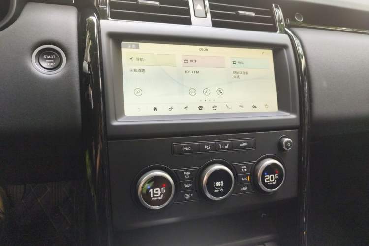 Used Land Rover Discovery 2018 3.0 SC V6 SE Audio And AC Panel