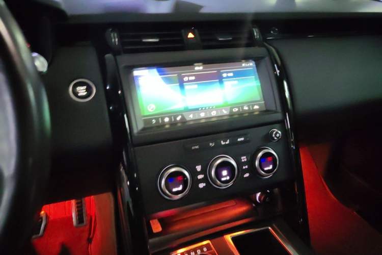 Used Land Rover Discovery 2018 3.0 SC V6 SE Audio And AC Panel