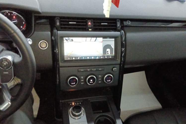 Used Land Rover Discovery 2018 3.0 SC V6 SE Audio And AC Panel