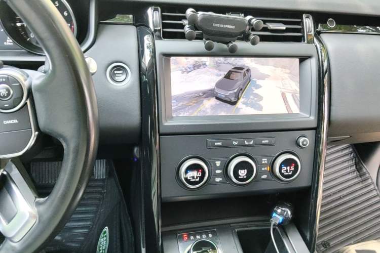 Used Land Rover Discovery 2018 3.0 SC V6 SE Audio And AC Panel