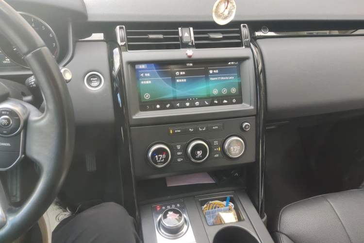 Used Land Rover Discovery 2018 2.0T SE Audio And AC Panel