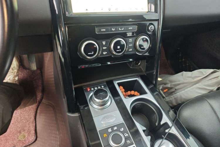 Used Land Rover Discovery 2018 3.0 SC V6 SE Audio And AC Panel