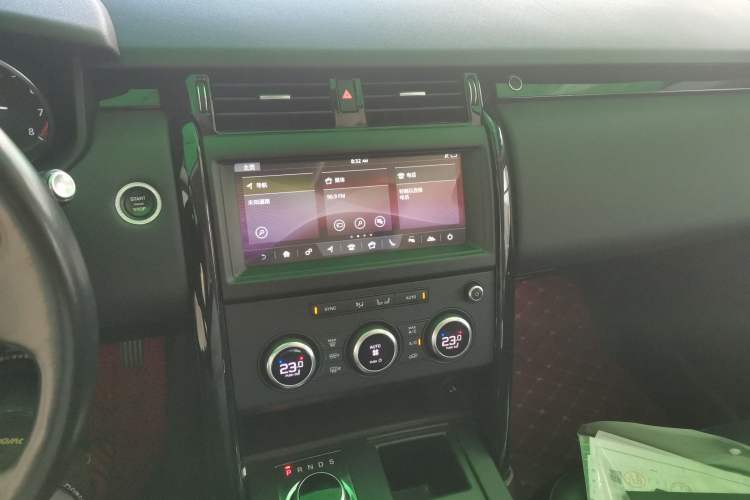 Used Land Rover Discovery 2018 2.0T SE Audio And AC Panel