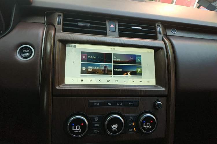 Used Land Rover Discovery 2018 3.0 SC V6 SE Audio And AC Panel