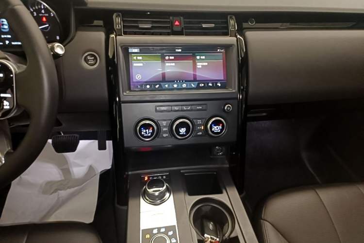 Used Land Rover Discovery 2018 3.0 SC V6 SE Audio And AC Panel