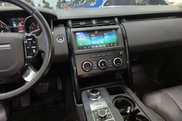 Used Land Rover Discovery 2018 3.0 SC V6 SE Audio And AC Panel
