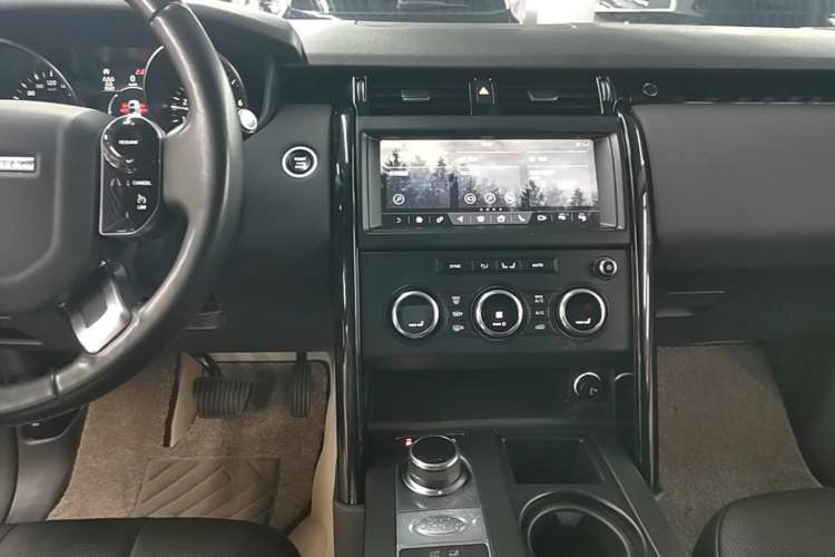 Used Land Rover Discovery 2018 2.0T SE Audio And AC Panel