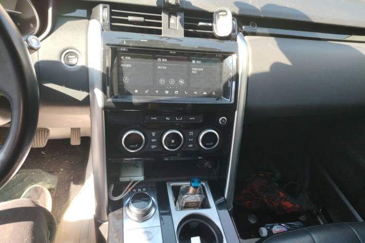 Used Land Rover Discovery 2018 2.0T SE Audio And AC Panel