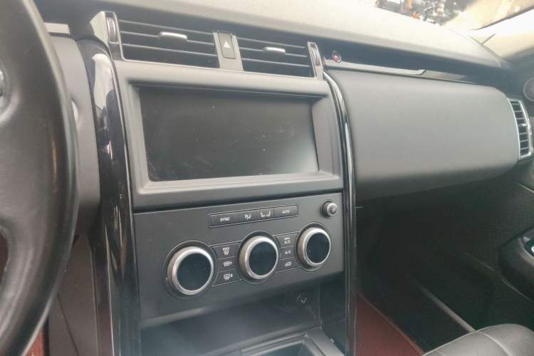 Used Land Rover Discovery 2018 3.0 SC V6 SE Audio And AC Panel