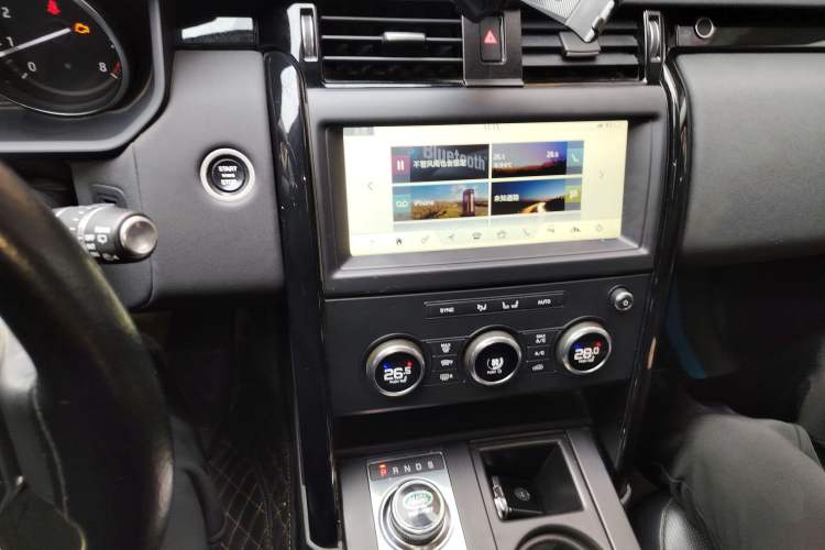 Used Land Rover Discovery 2018 3.0 SC V6 SE Audio And AC Panel