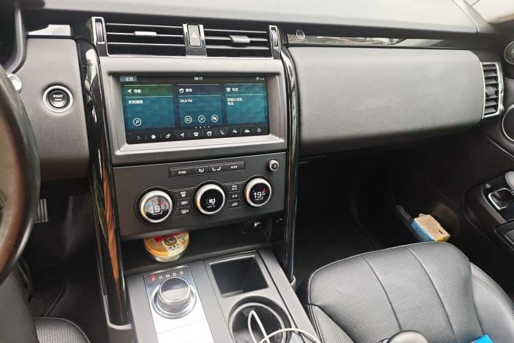 Used Land Rover Discovery 2018 3.0 SC V6 SE Audio And AC Panel