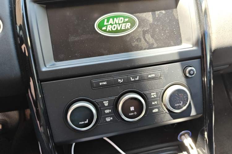 Used Land Rover Discovery 2018 3.0 SC V6 SE Audio And AC Panel