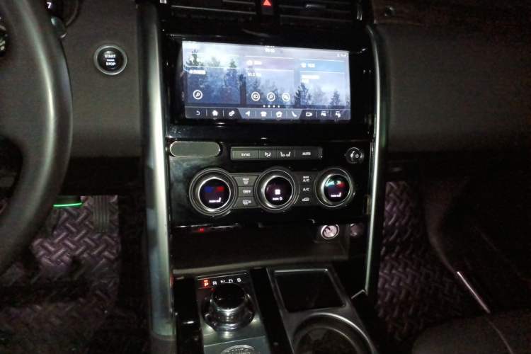 Used Land Rover Discovery 2018 3.0 SC V6 SE Audio And AC Panel