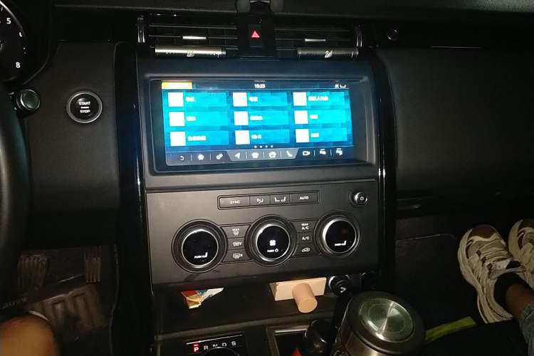 Used Land Rover Discovery 2018 3.0 SC V6 SE Audio And AC Panel