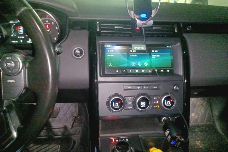 Used Land Rover Discovery 2018 3.0 SC V6 SE Audio And AC Panel