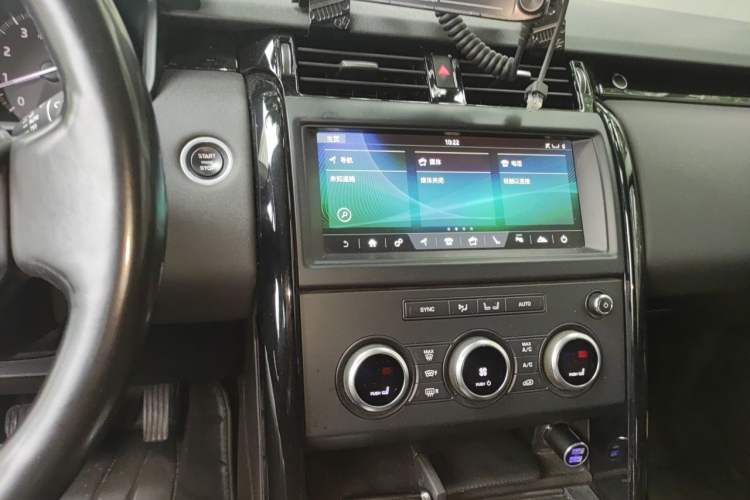 Used Land Rover Discovery 2018 3.0 SC V6 SE Audio And AC Panel