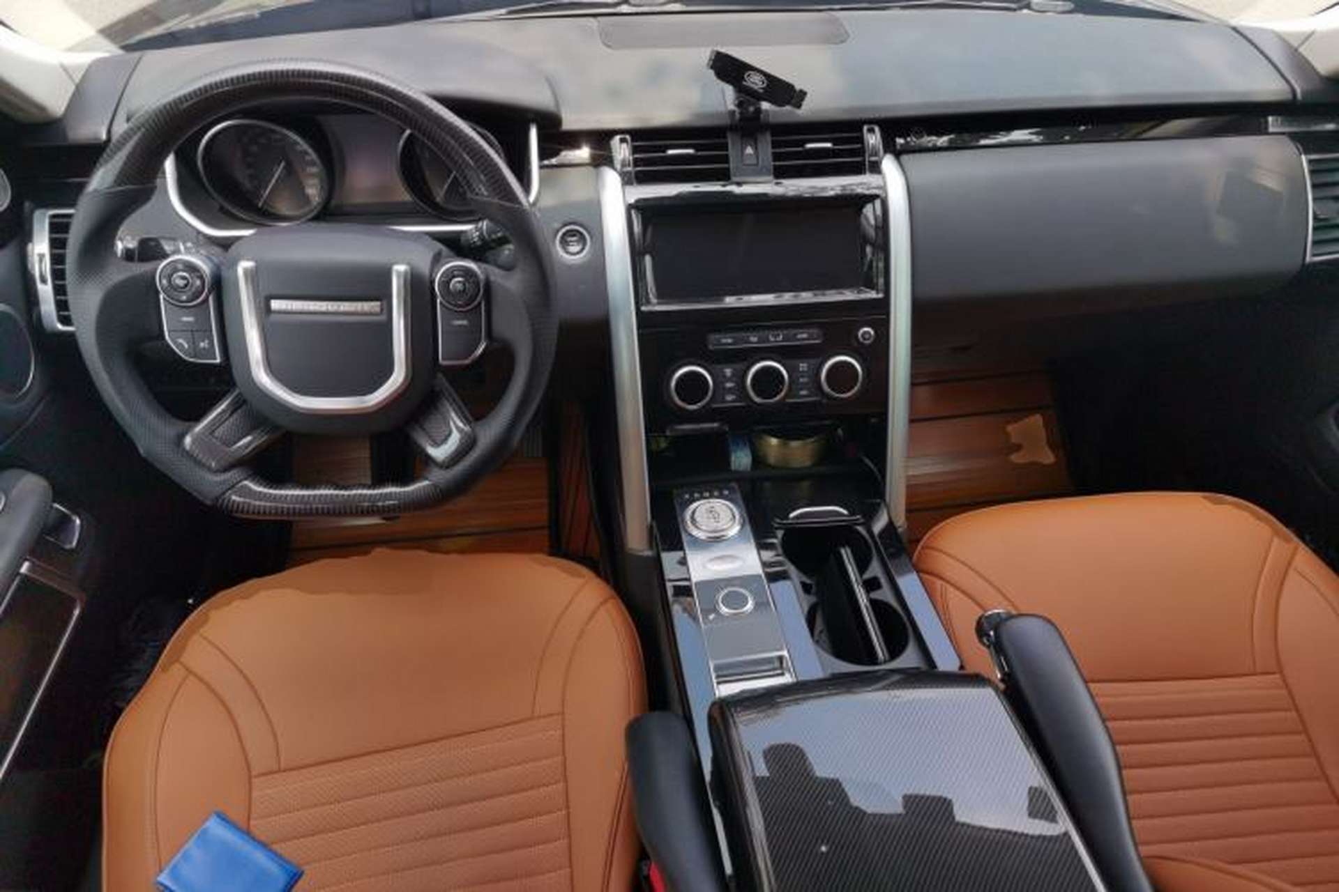 Used Land Rover Discovery 2018 2.0T SE Center Console