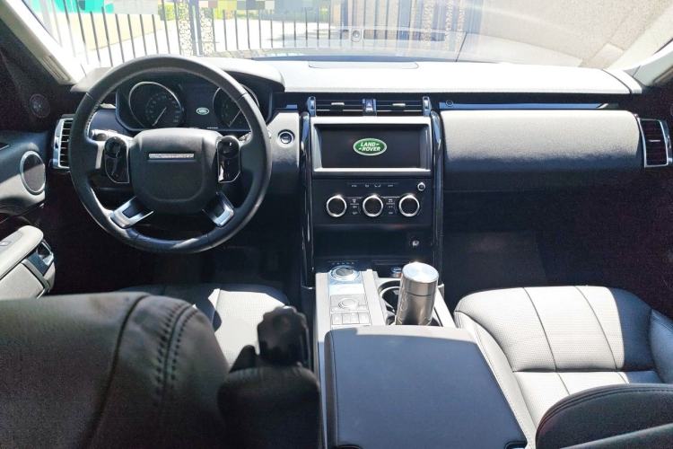 Used Land Rover Discovery 2018 3.0 SC V6 SE Center Console